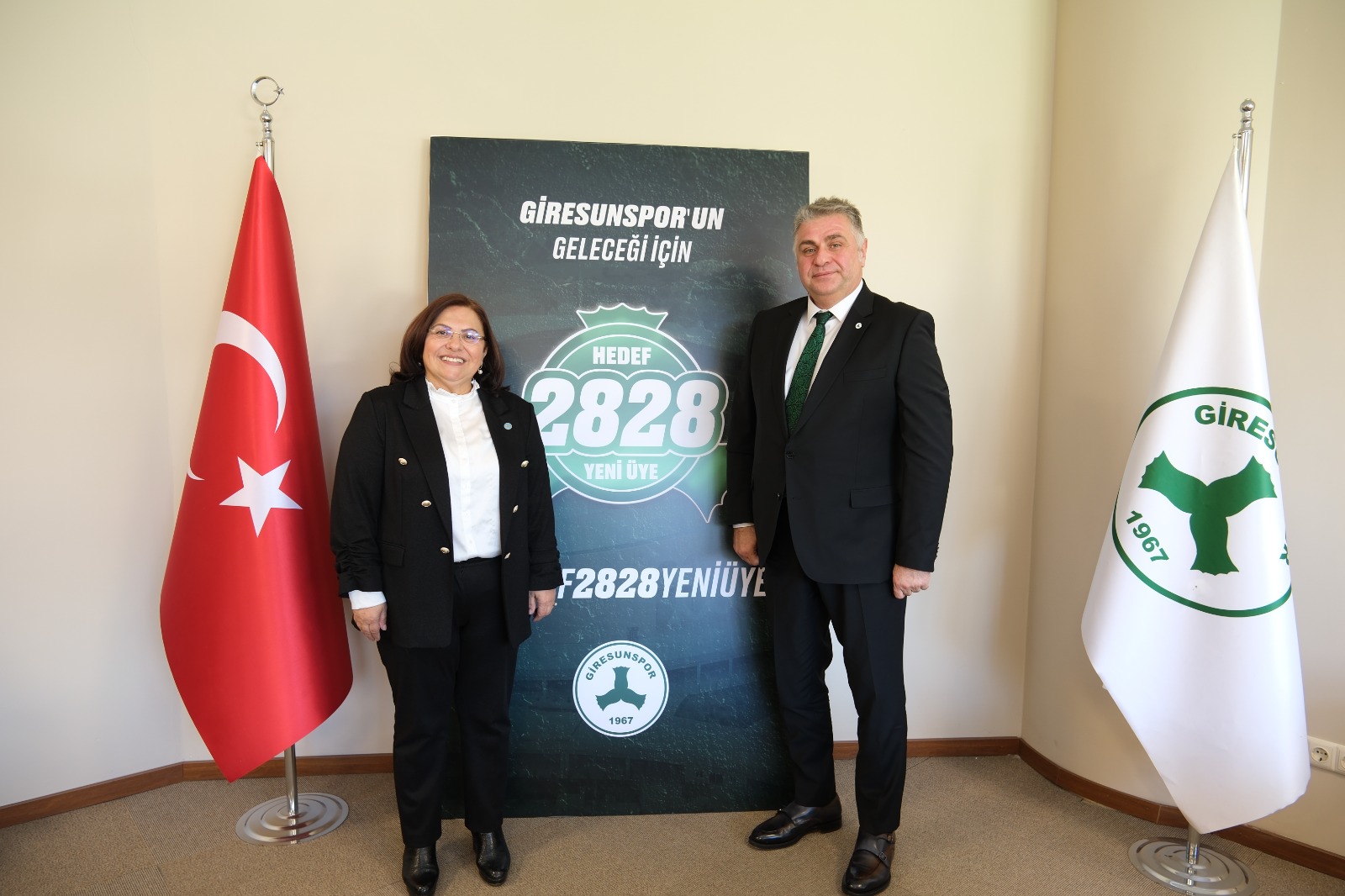 İyi Parti Kadın Politikalarından Sorumlu Genel Başkan Yardımcısı Sayın Ünzile Yüksel Başkanımız Nahid R. Yamak'ı makamında ziyaret etti.
