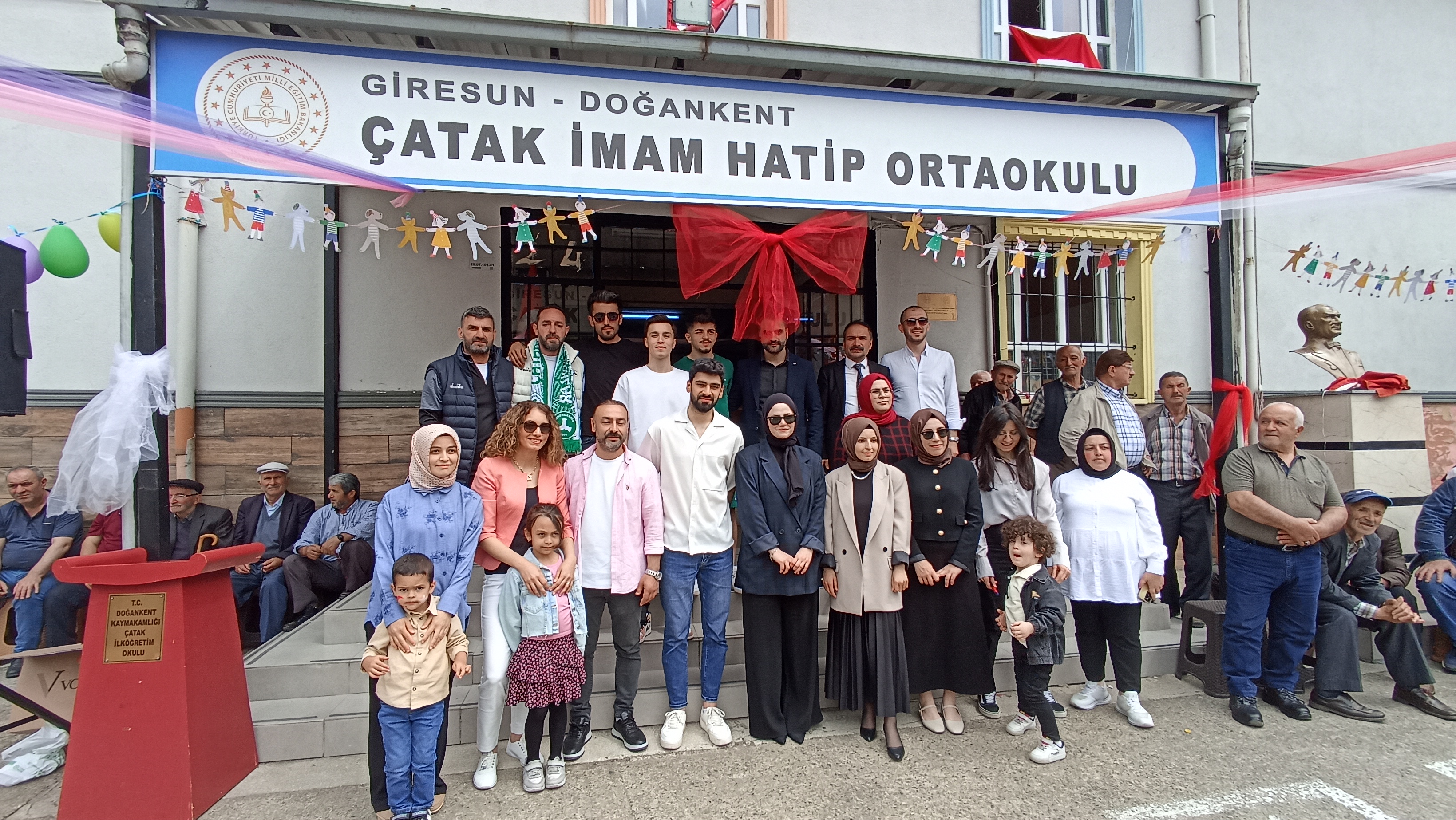 Futbolcularımız 23 Nisan Ulusal Egemenlik ve Çocuk Bayramı'nda Doğankent Çatak Köyü İmam Hatip Ortaokulu'nu ziyaret etti
