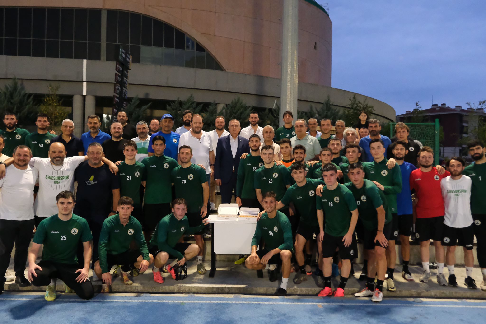 Yönetim Kurulumuzdan futbolcularımıza antrenmanda tatlı ikramı
