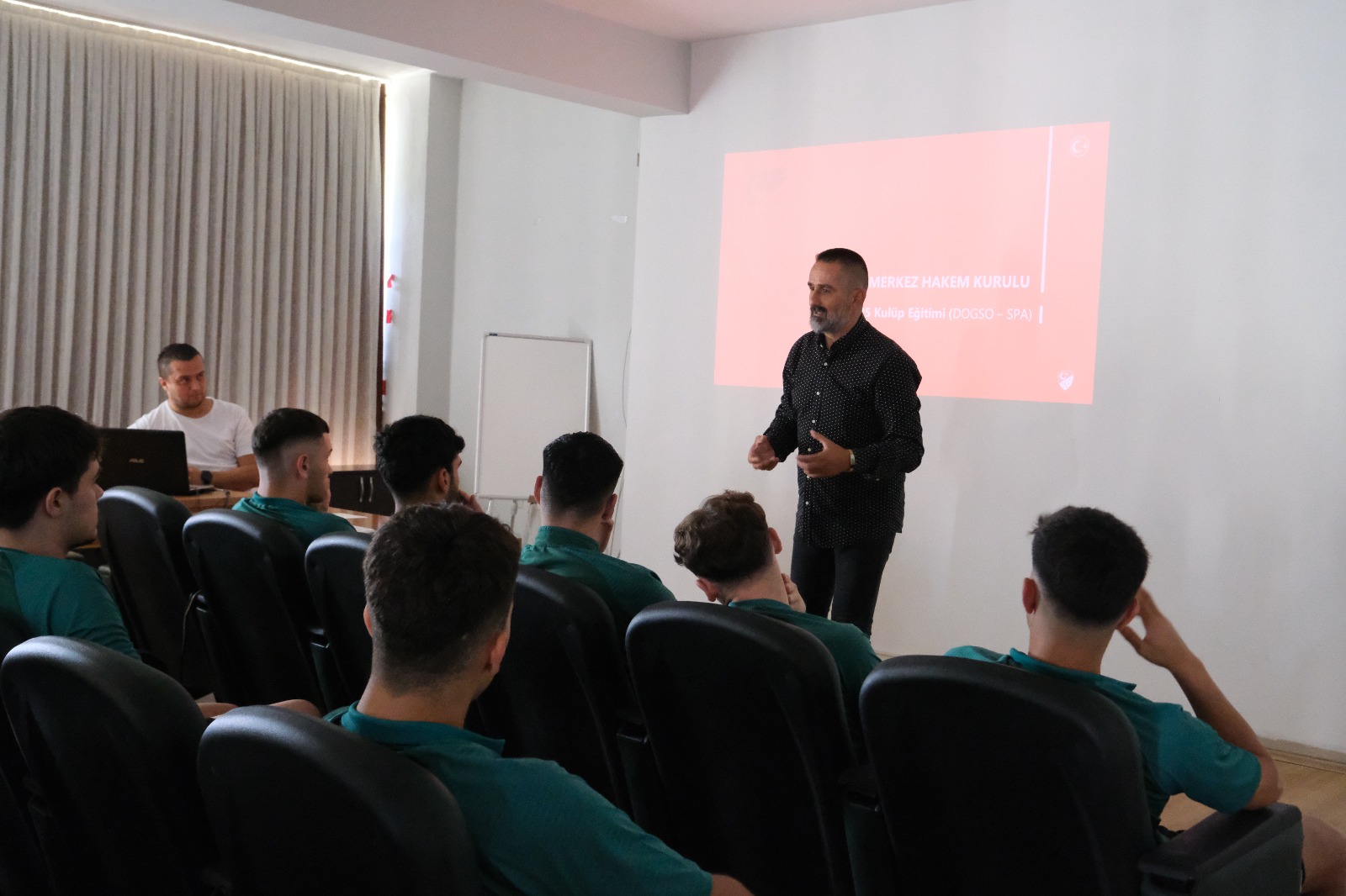Futbolcularımıza değişen oyun kuralları hakkında seminer