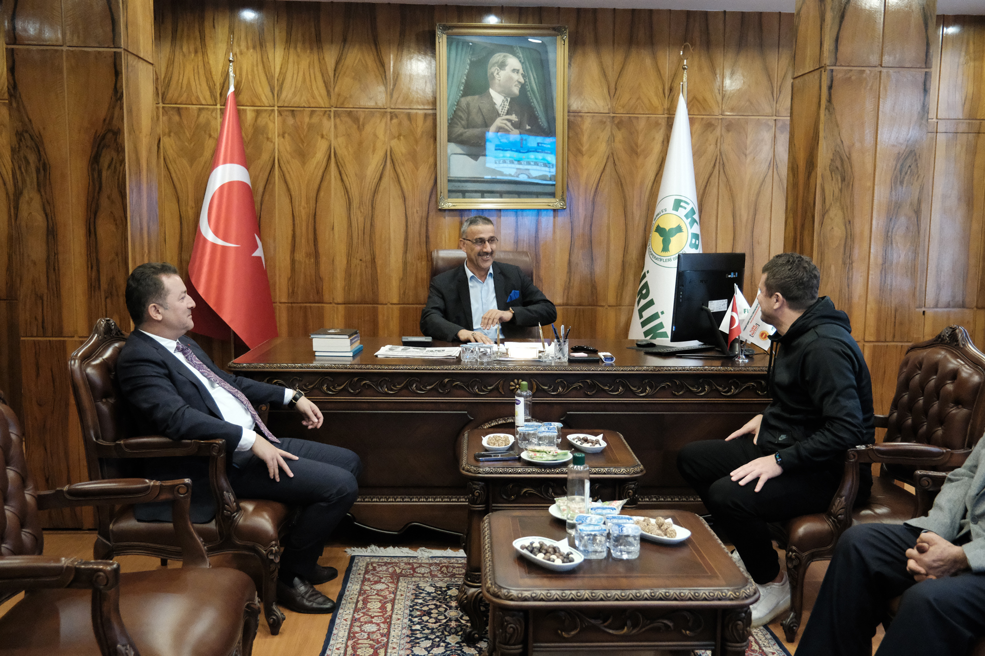 Başkanımız Hakan Karaahmet ve Teknik Direktörümüz Hakan Keleş, Fiskobirlik Yönetim Kurulu Başkanı Sayın Lütfi Bayraktar’ı makamında ziyaret etti