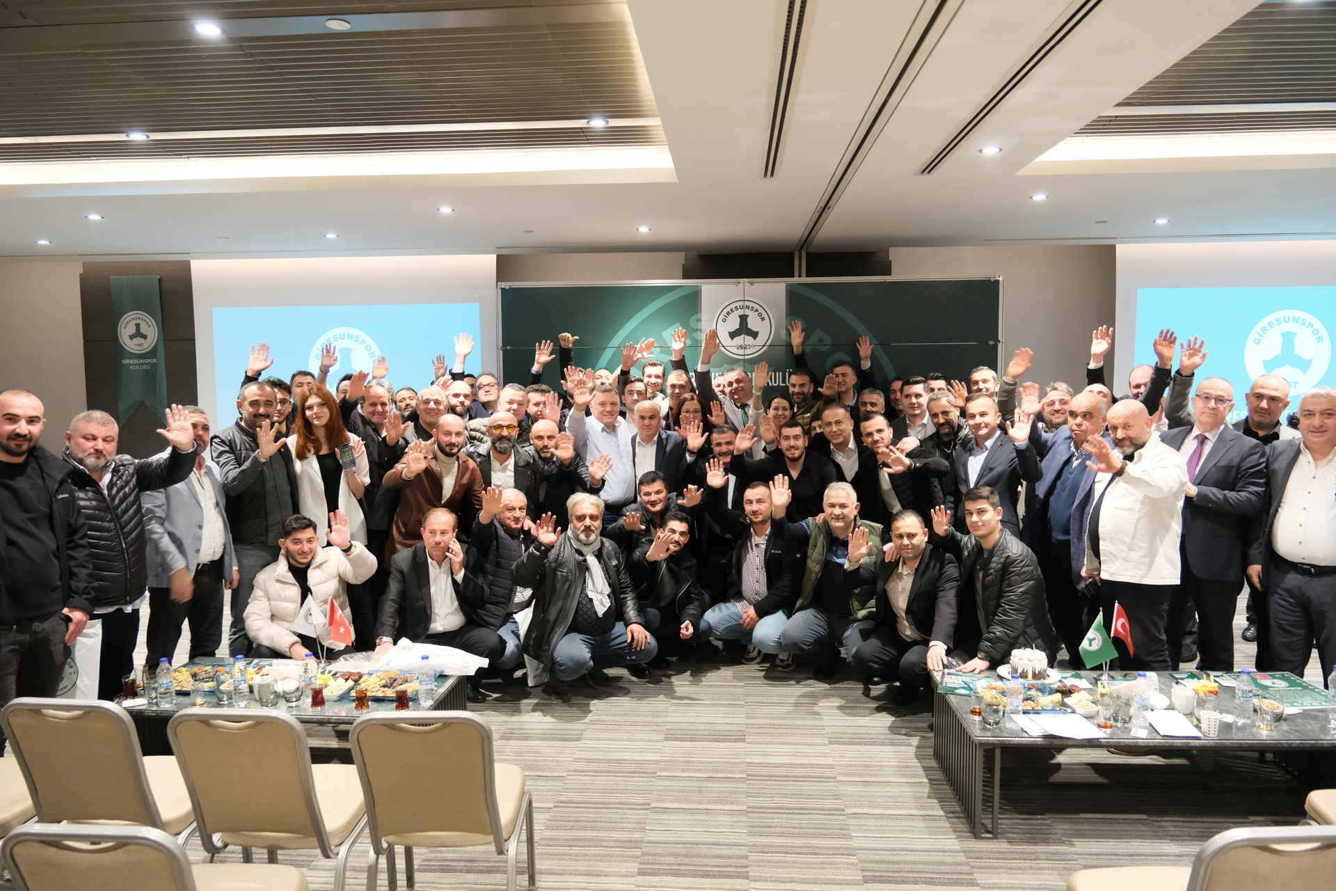 Giresunspor sevdalıları İstanbul'da düzenlenen Giresunspor Destek ve Üyelik Toplantısında buluştu.