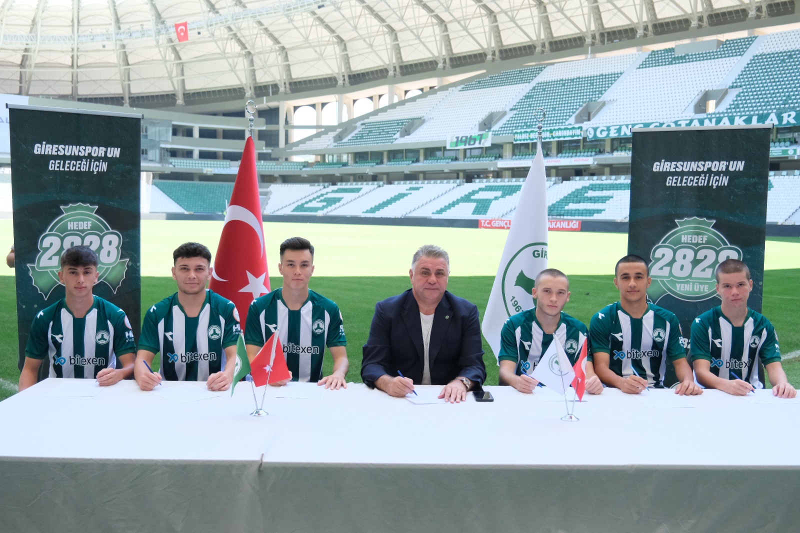Genç oyuncularımızla profesyonel sözleşme imzaladık.